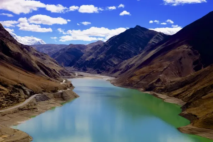 Framed Print : Mountain range and artificial lake (reservoir) near the Karo-La Pass, beside the Friendship Highway, Tibet, China, Asia Framed Print : Mountain range and artificial lake (reservoir) near the Karo-La Pass, beside the Friendship Highway, Tibet, China, Asia