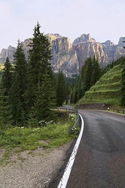 Mountain road and the Sassolungo mountains in the Dolomites near Canazei, Trentino-Alto Adige, Italy, Europe