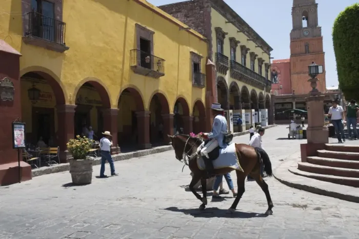 Framed Print : Mounted policeman, San Miguel de Allende (San Miguel), Guanajuato State Framed Print : Mounted policeman, San Miguel de Allende (San Miguel), Guanajuato State