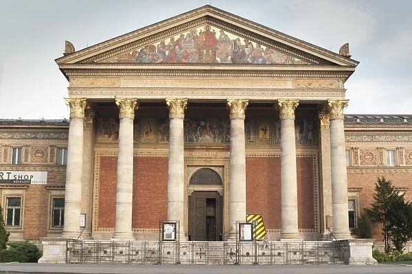 Mucsarnok Palace of Art (Museum of Fine Arts) (Kunsthalle), Hosok Tere (Heroes Square), Budapest, Hungary, Europe