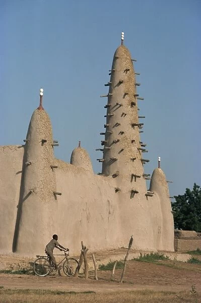 Mud built minaret and mosque, Koupela, Burkina Faso, Africa