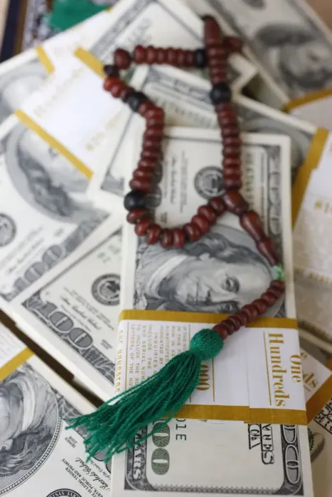 Framed Print : Muslim prayer beads and bank notes, France, Europe Framed Print : Muslim prayer beads and bank notes, France, Europe