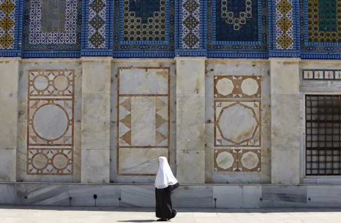 Framed Print : Muslim woman at the Dome of the Rock, Jerusalem, Israel, Middle East Framed Print : Muslim woman at the Dome of the Rock, Jerusalem, Israel, Middle East
