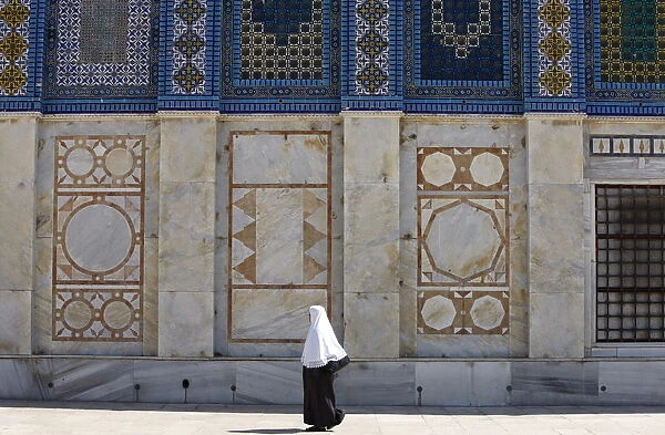 Muslim woman at the Dome of the Rock, Jerusalem, Israel, Middle East