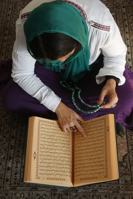 Framed Print : Muslim woman reading Kuran, Montrouge, Hauts-de-Seine, France, Europe