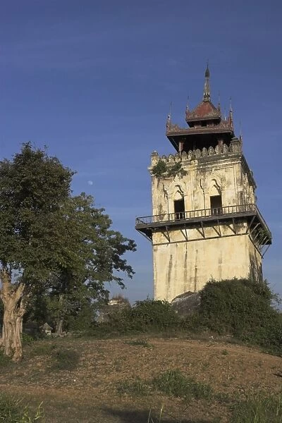 Nanmyin watchtower (the leaning tower of Ava), 27m high, damaged by 1838 earthquake