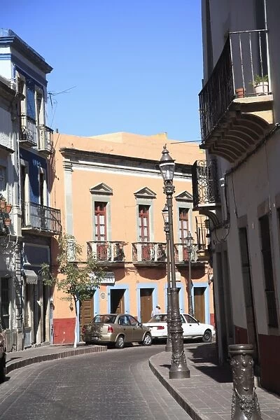 Narrow alley, street scene, Guanajuato, Guanajuato State, Mexico, North America