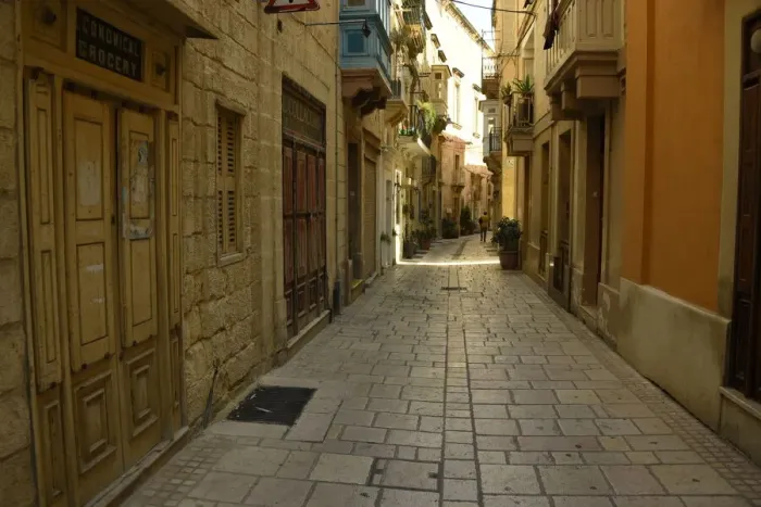 Framed Print : Narrow street in La Valetta, Malta, Mediterranean, Europe Framed Print : Narrow street in La Valetta, Malta, Mediterranean, Europe