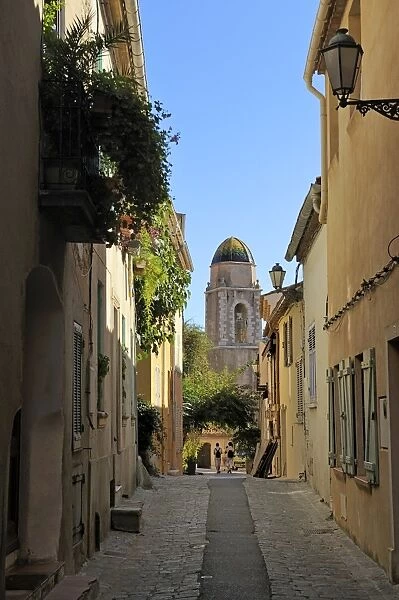 Narrow back street, St. Tropez, Var, Provence, Cote d Azur, France, Europe
