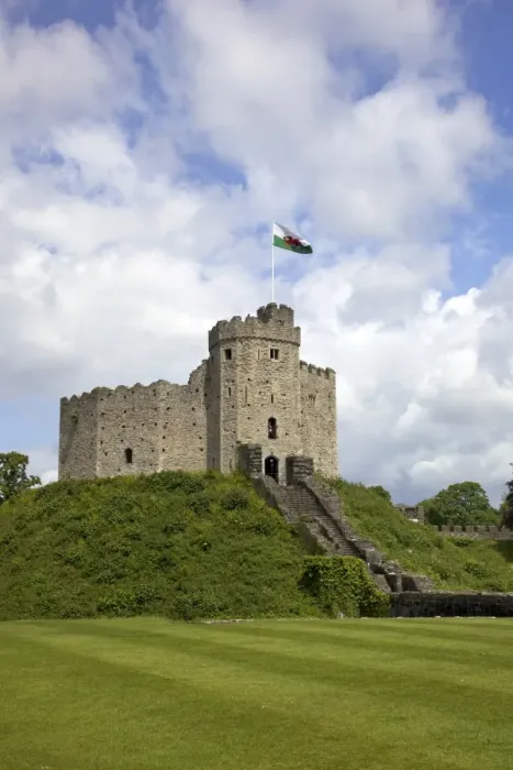 Framed Print : National Flag of Wales flying above the Norman Keep, Cardiff Castle, Cardiff Framed Print : National Flag of Wales flying above the Norman Keep, Cardiff Castle, Cardiff