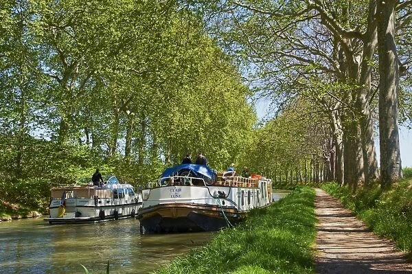 Navigation on the Canal du Midi, UNESCO World Heritage Site, between Carcassonne and Beziers, Aude, Languedoc Roussillon, France, Europe