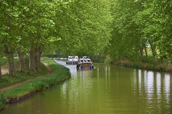Navigation on the Canal du Midi, UNESCO World Heritage Site, between Carcassonne and Beziers, Aude, Languedoc Roussillon, France, Europe