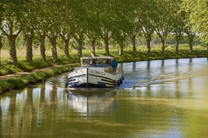 Framed Print : Navigation on the Canal du Midi, UNESCO World Heritage Site, between Carcassonne and Beziers, Aude, Languedoc Roussillon, France, Europe Framed Print : Navigation on the Canal du Midi, UNESCO World Heritage Site, between Carcassonne and Beziers, Aude, Languedoc Roussillon, France, Europe