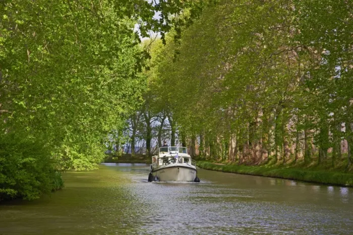 Framed Print : Navigation on the Canal du Midi, UNESCO World Heritage Site, between Carcassonne and Beziers, Aude, Languedoc Roussillon, France, Europe Framed Print : Navigation on the Canal du Midi, UNESCO World Heritage Site, between Carcassonne and Beziers, Aude, Languedoc Roussillon, France, Europe