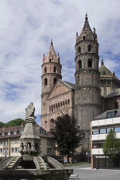 The New Romanesque Cathedral of St. Peter, from the Marktplatz, by the Siegfried Fountain, Worms, Rhineland Palatinate, Germany, Europe