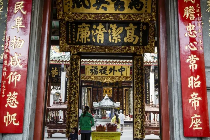 Framed Print : Nghia An Hoi Quan Pagoda in Cholon (Chinatown), Ho Chi Minh City (Saigon), Vietnam, Indochina, Southeast Asia, Asia