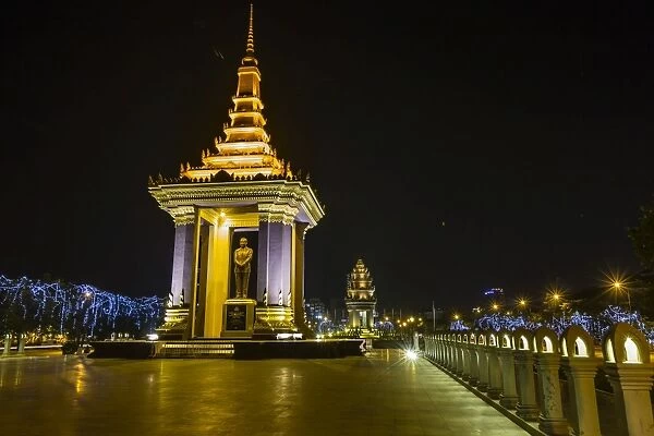 Night photograph of the Statue of Norodom Sihanouk, Phnom Penh, Cambodia, Indochina, Southeast Asia, Asia