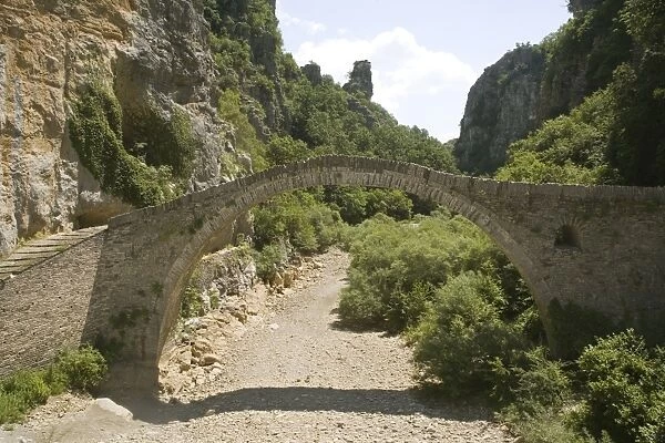 Noutsis bridge, Kokkori, Kipi, Zagoria mountains, Epiros, Greece, Europe