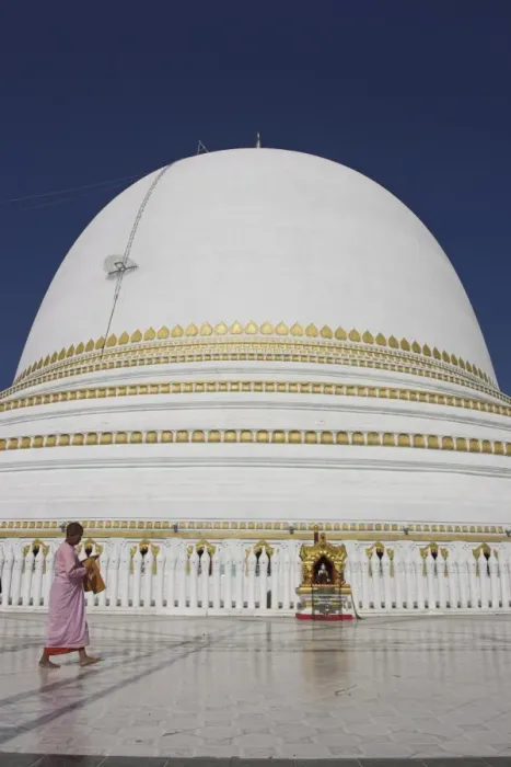 Framed Print : Nun in front of the 46m hemispherical dome at Kaunghmudaw Paya (Rajamanisula pagoda)