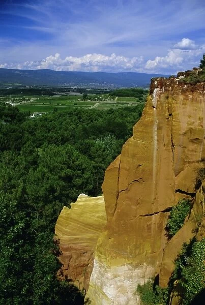 Ochre cliff and village, Roussillon, Luberon, Vaucluse, Provence, France, Europe