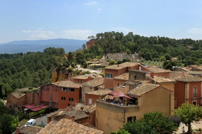Framed Print : The ochre coloured town of Roussillon, Parc Naturel Regional du Luberon Framed Print : The ochre coloured town of Roussillon, Parc Naturel Regional du Luberon