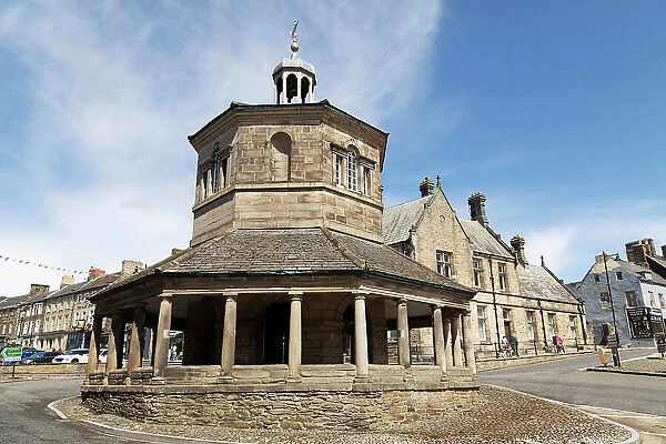 The octagonal Market Cross (Butter Market) (Break's Folley), a Grade I Listed Building built by Thomas Breaks, dating from 1747, Barnard Castle, County Durham, England, United Kingdom, Europe