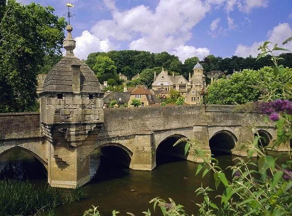 Old bridge and bridge chapel, Bradford-on-Avon, Wiltshire, England, UK, Europe