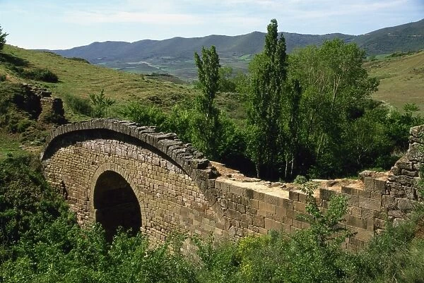 Old bridge and Roman road, Cirauqui, Camino, Navarre, Spain, Europe