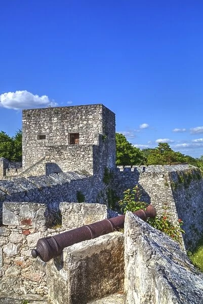 Old cannon, Ramparts of San Felipe Fort, built in 1733, Laguna Bacalar, Quintana Roo