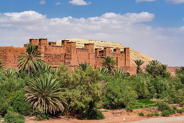 Old castle at foot of Atlas Mountains built with red mudbrick in the ksar of Ait Ben Haddou, UNESCO World Heritage Site, Ouarzazate province, Morocco, North Africa, Africa