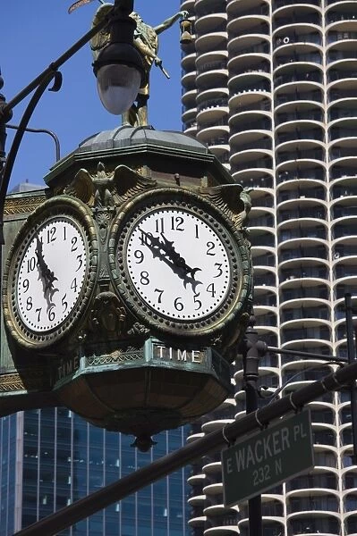 Old clock on the corner of 33 East Wacker Drive, formerly known as the Jewelery Building