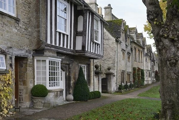 Old Cotswod stone and timber-framed houses, Sheep Street, Burford, Cotswolds, Oxfordshire, England, United Kingdom, Europe