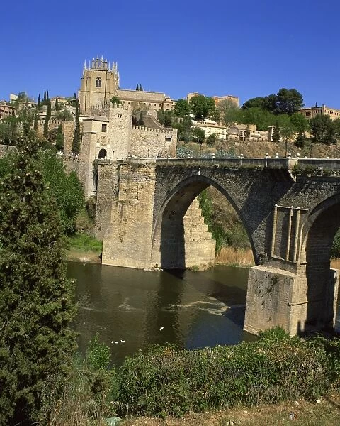 The old gateway bridge over the river and the city of Toledo, Castilla la Mancha