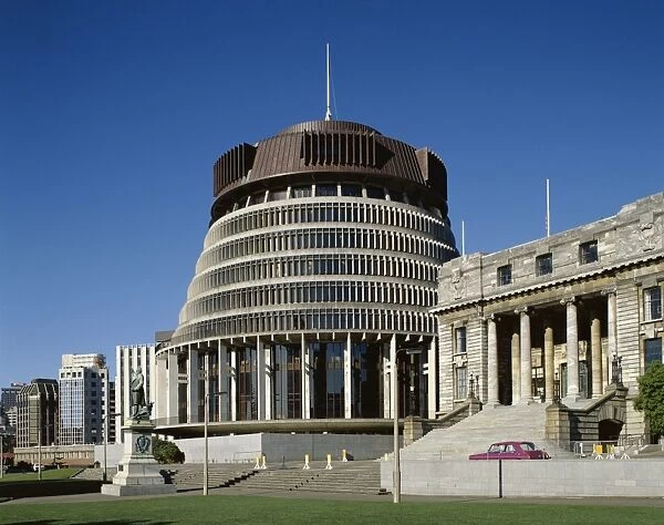 Old Parliament building and the Beehive