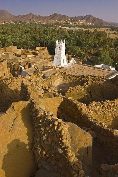 The old ruined town (ksour), of Djanet with its old mosque, Djanet, Southern Algeria