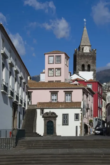 Framed Print : An old square with the tower of the 17th century Se Cathedral, Funchal