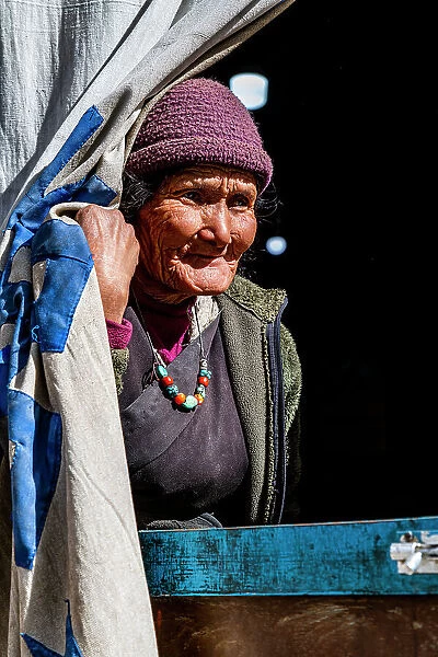 Old woman, Lo Manthang, Kingdom of Mustang, Nepal, Asia