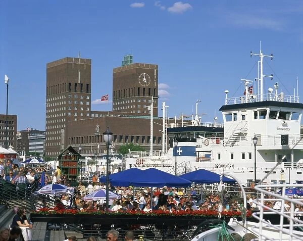 Open air restaurants around harbour