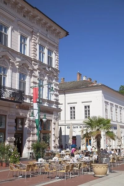 Outdoor cafes in Klauzal Square, Szeged, Southern Plain, Hungary, Europe