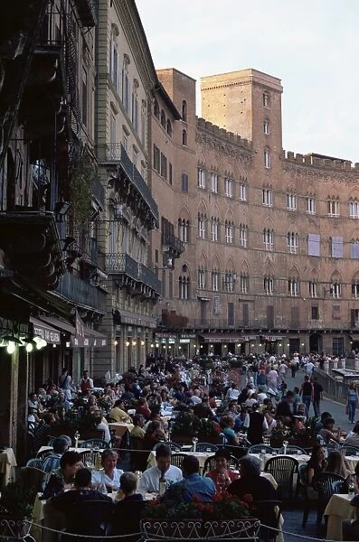 Outdoor dining in the Piazza del Campo