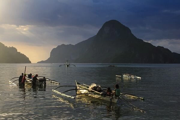 Outrigger boat at sunset in the bay of El Nido, Bacuit Archipelago, Palawan, Philippines, Southeast Asia, Asia