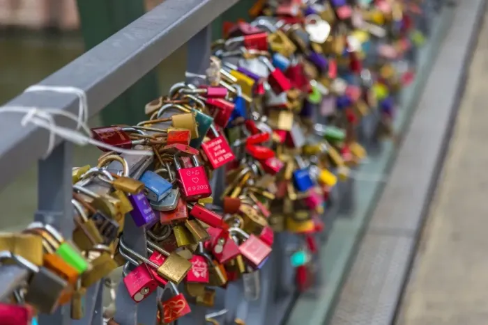 Framed Print : Padlocks, Holbeinsteg Bridge, Frankfurt am Main, Hesse, Germany, Europe Framed Print : Padlocks, Holbeinsteg Bridge, Frankfurt am Main, Hesse, Germany, Europe