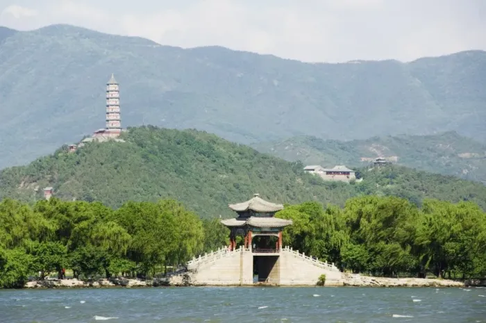 Framed Print : Pagoda on Yuquan Mountain seen across Kunming Lake at Yihe Yuan (The Summer Palace)