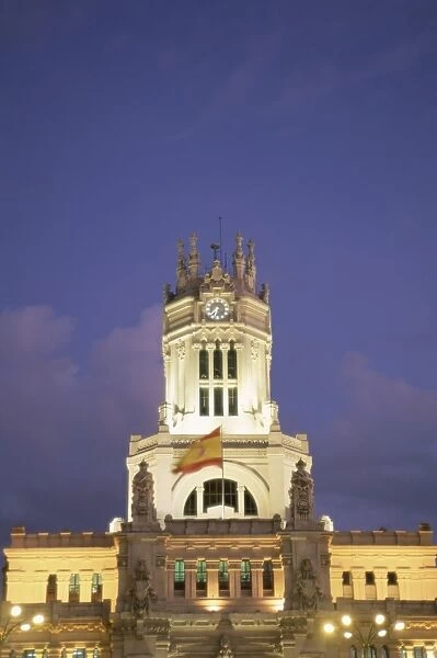 Palacio de Comunicaciones at dusk
