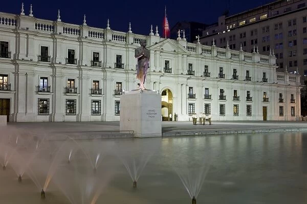 Palacio de la Moneda, Chiles presidential palace illuminated at dusk