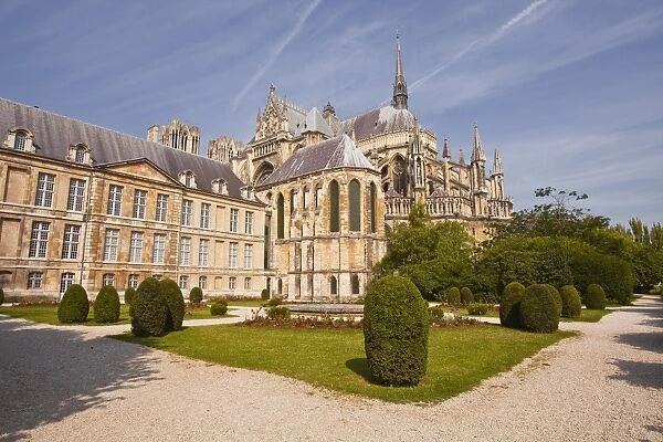 The Palais du Tau and Notre Dame de Reims cathedral, UNESCO World Heritage Site, Reims, Champagne-Ardenne, France, Europe