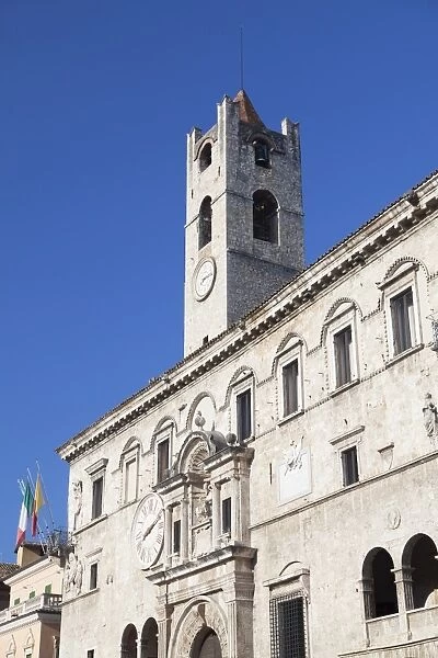 Palazzo dei Capitani del Popolo in Piazza del Popolo, Ascoli Piceno, Le Marche, Italy, Europe