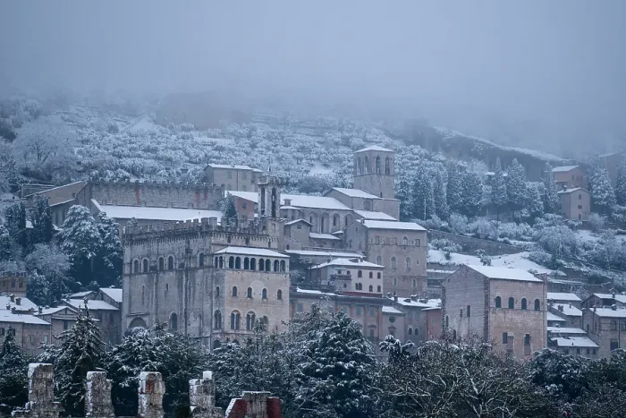 Framed Print : Palazzo dei Consoli (Palace of the Consuls) with snow, Gubbio, Umbria, Italy