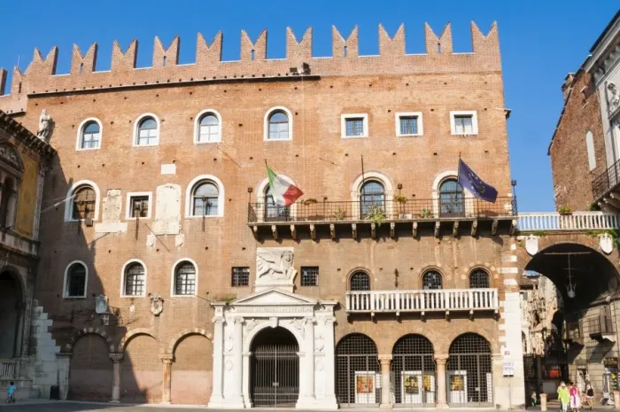 Framed Print : Palazzo di Cangrande, Piazza dei Signori (Piazza Dante), Verona, UNESCO World Heritage Site, Veneto, Italy, Europe Framed Print : Palazzo di Cangrande, Piazza dei Signori (Piazza Dante), Verona, UNESCO World Heritage Site, Veneto, Italy, Europe