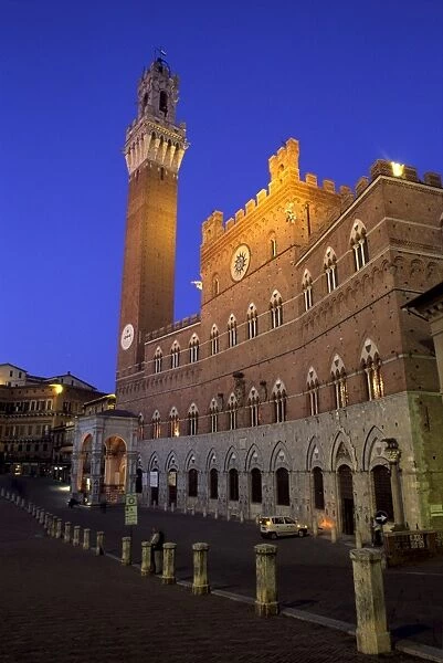 Palazzo Pubblico and the Piazza del Campo at night